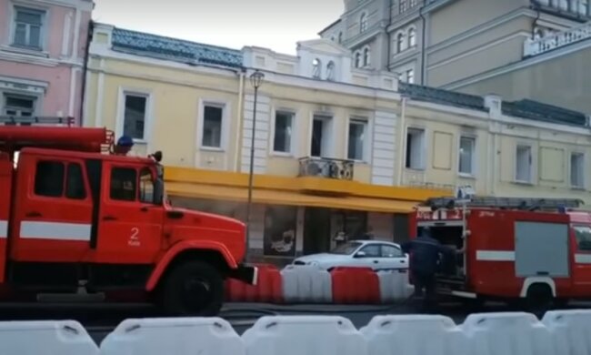 Пожар охватил ресторан в центре Киева: кадры ЧП