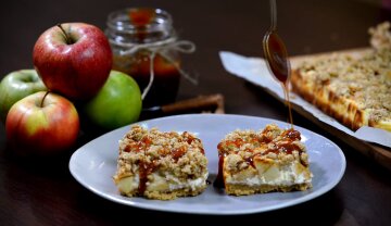 Карамельно-яблучний чізкейк: простий десерт, який порадує дітей та дорослих