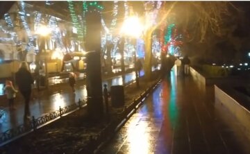 Центр Одессы начали украшать новогодними гирляндами за 1,4 миллиона: появились кадры