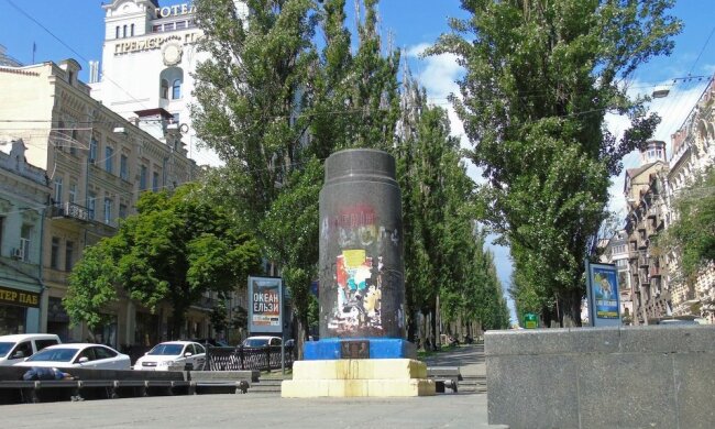 постамент Ленину