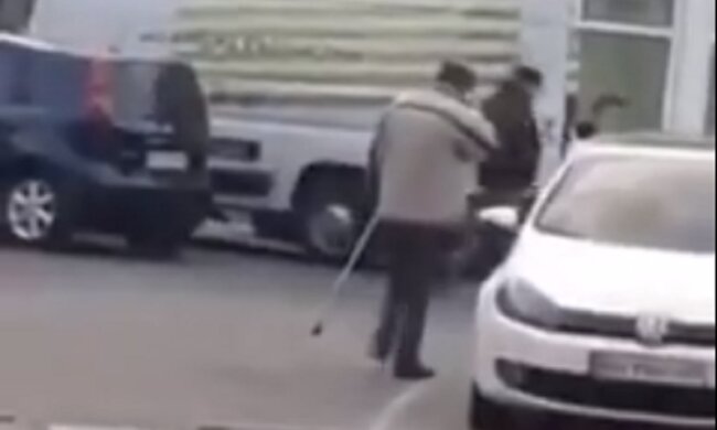 "Плюет и растирает": неадекват пытается заразить вирусом одесситов,  видео