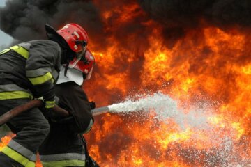 Прямо в годину пік в київському метро спалахнув вогонь: кадри НП