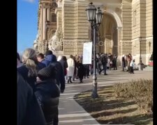 Одесситы "штурмуют" театры, огромные очереди выстроились перед входом: видео ажиотажа