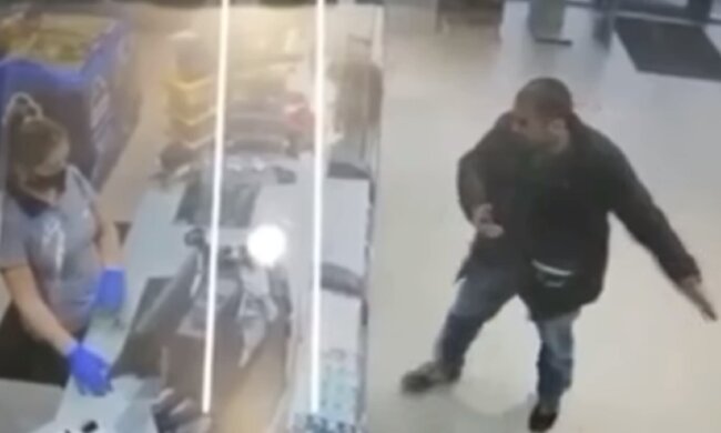 На киевской заправке кассирше плюнули в лицо в ответ на просьбу надеть маску: момент попал на видео