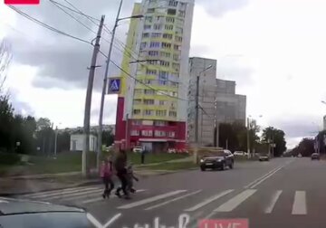 Водитель выскочил на переход, на котором шла женщина с двумя детьми: видео с регистратора