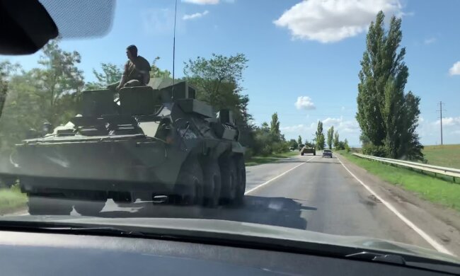 Росія завезла небезпечний вантаж у Крим, кадри: "Зайшла колона бронетехніки і..."