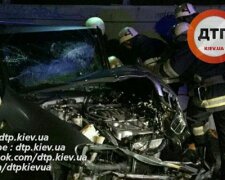 Авария в Киеве: мусоровоз отправил водителя в больницу (видео)