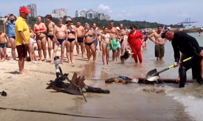 Переполох на пляжі в Одесі, водолази дістали небезпечний предмет, відео: "Гострий, як бритва"