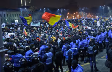 Нові кадри масових протестів у Румунії (відео)
