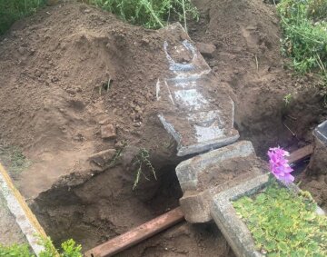 Вандал зруйнував десятки пам'ятників на Дніпропетровщині: у поліції розповіли про мету злочинця