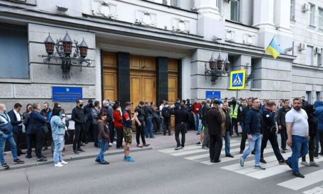 Незадоволені харків'яни оточили будівлю "главку" поліції, кадри: стало відомо про вимоги