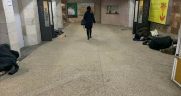 "Желают всем хорошо выспаться": в Харькове в переходе возле метро бездомные устроили ночлег