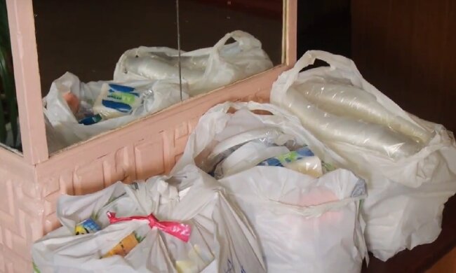 Безкоштовні продукти для ВПО та пенсіонерів у Харкові