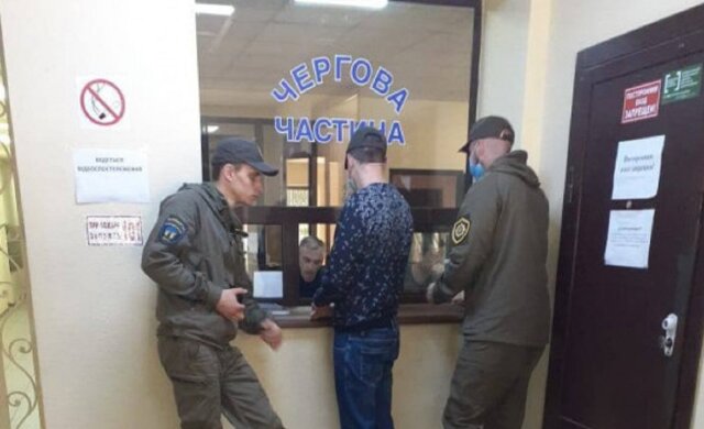 Под Одессой псих напал на девочку возле подъезда: полиция его задержала, но потом отпустила