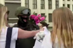 Дівчата кинулися обіймати красеня-військового, який опустив щит у Мінську: вражаючі кадри