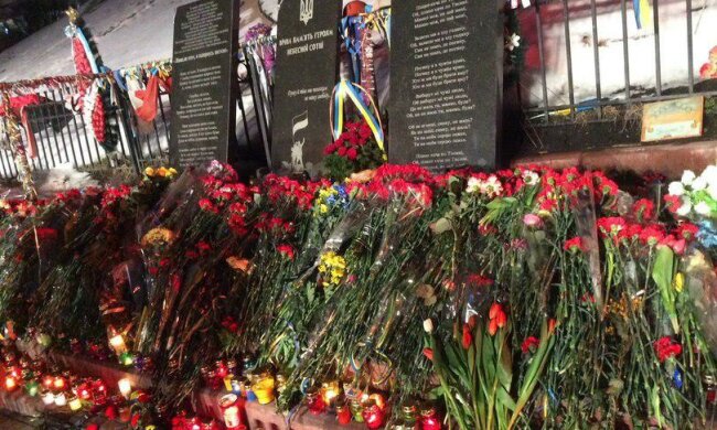 ”Що воно витворяє?”: дикі танці влаштували на кістках “Небесної сотні”, ганебне відео