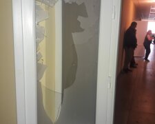 Избиты пациенты, разбиты стекла: больницу атаковали под Львовом, кадры с места событий