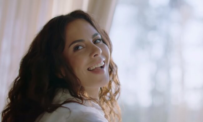 Каменских в одном полотенце подразнила влажными изгибами, холода не страшны: "Меня согревает..."