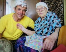 "Как новенькие будете": 90-летняя бабушка спасла двух раненых бойцов ВСУ, рискуя жизнью