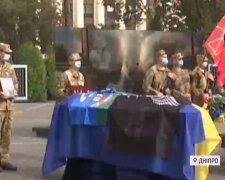 Днепр со слезами на глазах провел в последний путь павшего на Донбассе героя, кадры