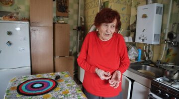 Захисники радіють і захоплюються: 90-річна українка показала, як робить свій внесок у перемогу