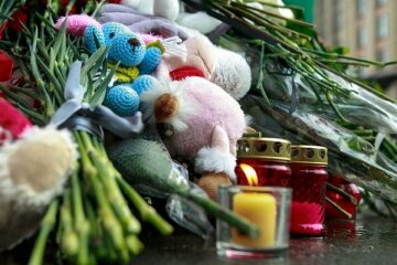 У Вінниці прощаються з жертвами масової розправи під Новий рік: “4 труни і в них малі діти, як янголи”, фото