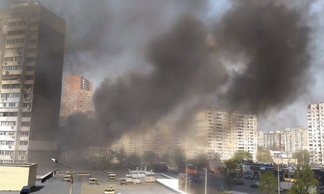 Мощный пожар охватил ресторан в Киеве, черный дым видно издалека: кадры ЧП