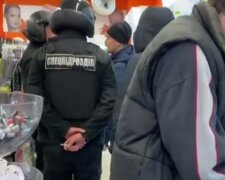 Терпение лопнуло: в Харькове покупателя без маски силой вывел спецназ из магазина, видео