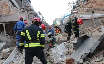 Под завалами люди, все в огне, есть жертвы: россияне ударили по общежитиям под Киевом