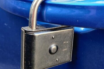 Днепрян предупредили о новой схеме вымогательства: "Вешают замок и требуют..."