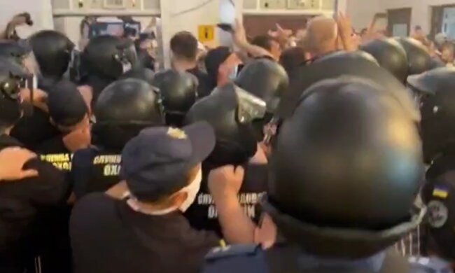 Обурені українці пішли на штурм в центрі Києва, натовп не зупинити: кадри прориву
