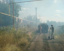 Масштабный пожар вспыхнул на Донбассе после обстрела боевиков, первые кадры: «Уже перекинулся на дома»