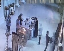 Ловкая карманница завелась в Одессе, видео: "грабит в церквях, больницах и магазинах"