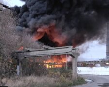 Масштабная "бавовна" в Белгороде: горит промышленное предприятие, кадры