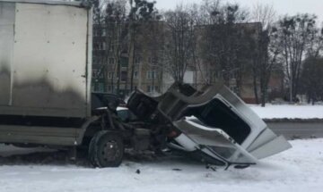 "Перевищив швидкість": у Харкові вантажівка на ходу втратила водійську кабіну, фото