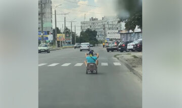 Стілець з мотором: у Дніпрі чоловік катається по місту на саморобному транспорті, відео