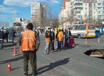Асфальт пішов під землю на жвавій вулиці в Одесі: кадри події