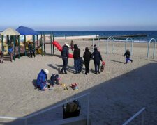 "Вокруг сплошная элитность": одесситы показали опасную детскую площадку на пляже, фото