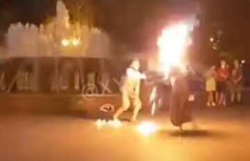 В Одесі дівчина підпалила себе під час виступу: з'явилося відео