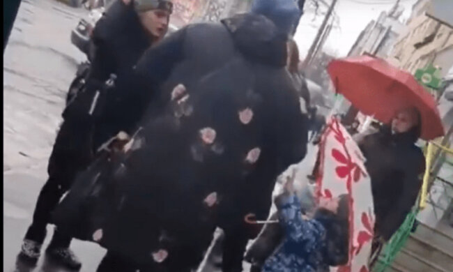 "Діти благали не викликати поліцію": неадекватна мати поставила на вуха дніпрян, відео