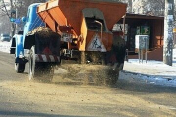 Харьковские дороги посыпят "золотой" солью за десятки миллионов: зато не будет скользко
