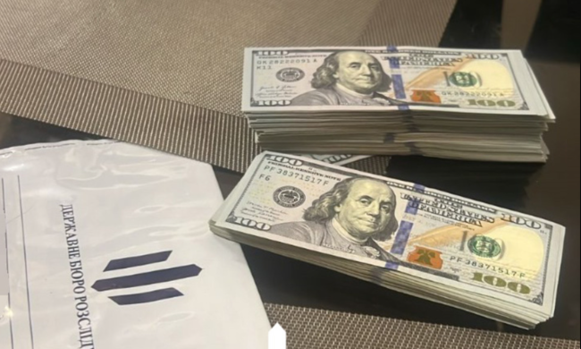 Українського поліцейського спіймали на гарячому, йому загрожує в'язниця: в ДБР розповіли про обшуки