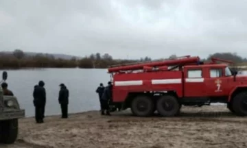 Авто упало с моста в реку на Харьковщине, внутри были пассажиры: кадра с места