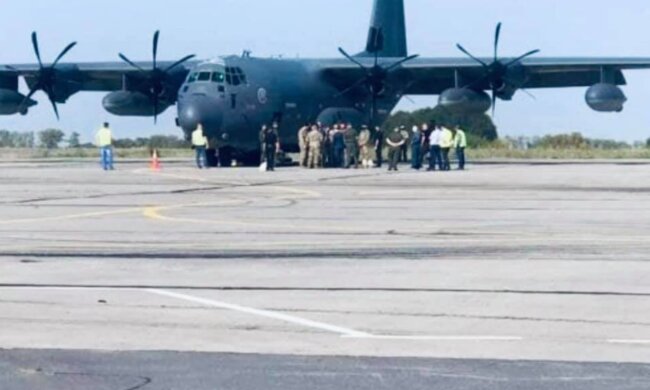 "Дуже потужне видовище": у Вінниці приземлилася важка авіація НАТО, вражаючі кадри