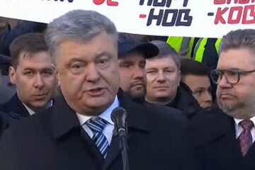 Порошенко таинственно исчез после допроса, видео говорит само за себя: "сбежал через..."