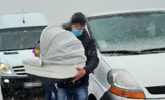 Везли на операцию: семья с 1-месячным младенцем попала в ДТП во Львове, кадры с места аварии