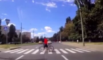 Дети устроили опасные развлечения на дороге в Киеве, появилось видео: может закончиться трагедией