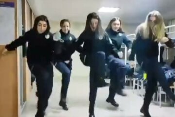 "Сумно спостерігати": харківські курсантки танцювали під російський блатняк, відео