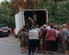 "Гречка нині йому не по кишені": депутат приїхав на авто за 3 млн роздавати виборцям кавуни, відео