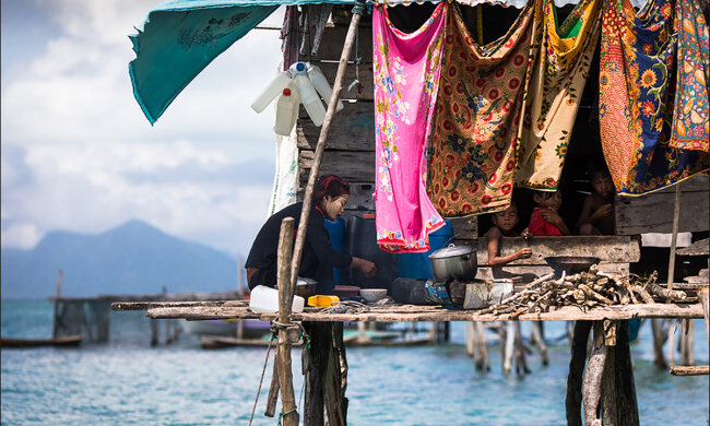 Удивительные фото морских цыган: «живут прямо на воде»